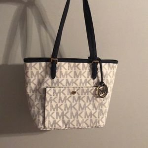 Smaller shoulder purse